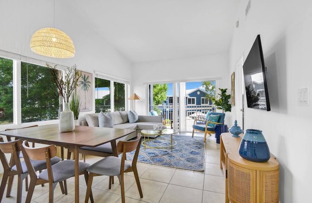 Coastal Chic Apt - Minutes from Evert Tennis Academy & Osprey Point Golf Course