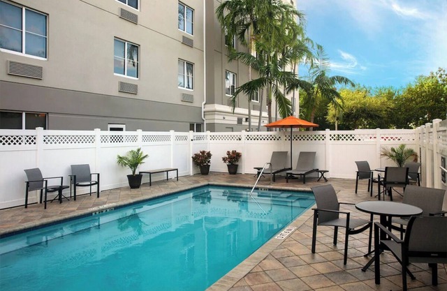 Coastal Chic Retreat: Short Drive to Fort Lauderdale Beach! Parking, Onsite Pool