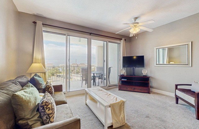Coastal condo with a scenic balcony, pool, and gym access - W/D & Wifi