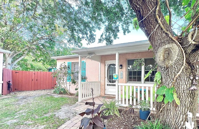 Coastal Cottage 227 - Walk to Beach, King Bed