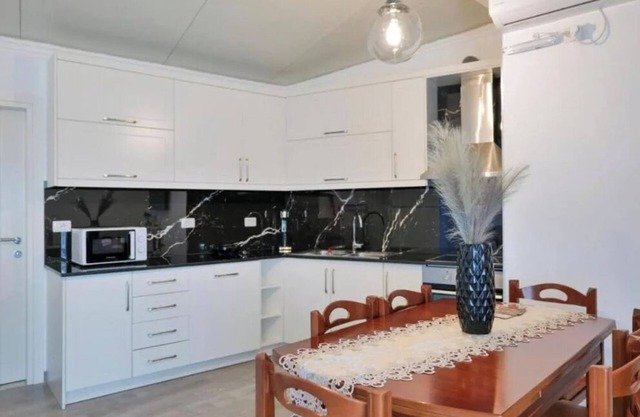 Coastal Dwell - 2BR SeasidenStay 2'Walk from Beach