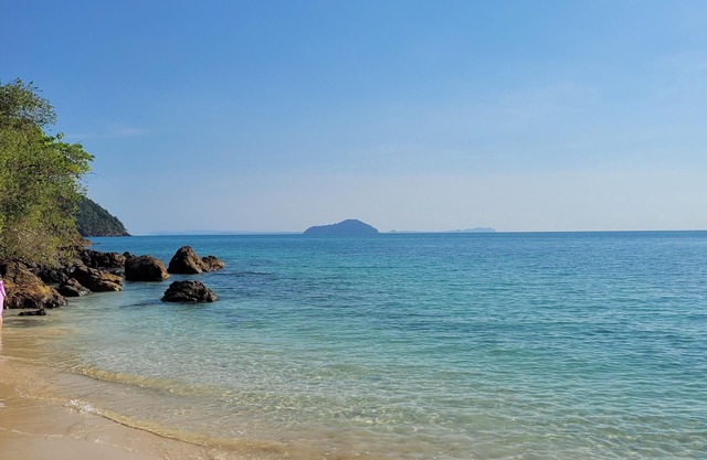 Coastal house near the beach, AC, peaceful, great location, outdoor restaurant.