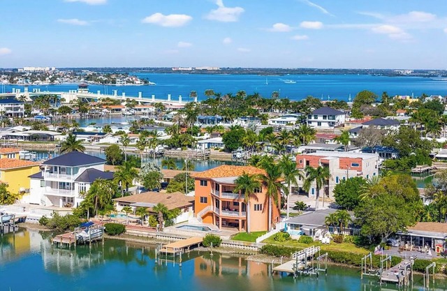 Coastal Luxurious Mansion! Minutes to beach