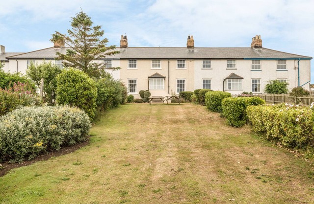 COASTGUARD COTTAGE, family friendly in Low Newton-By-The-Sea