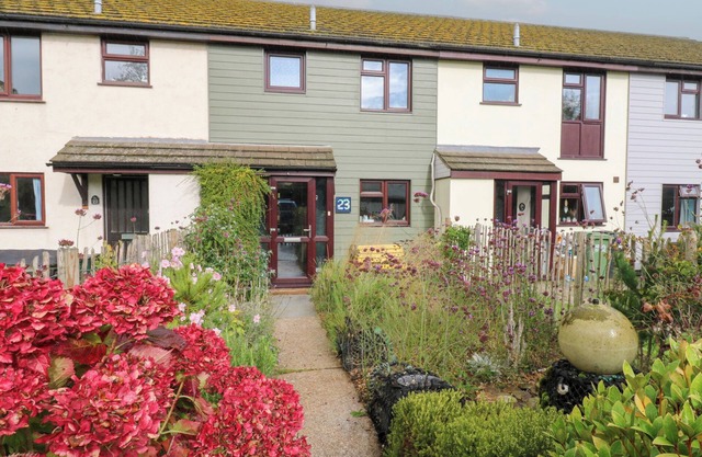 COASTGUARD COTTAGE, pet friendly, with a garden in Rye Harbour
