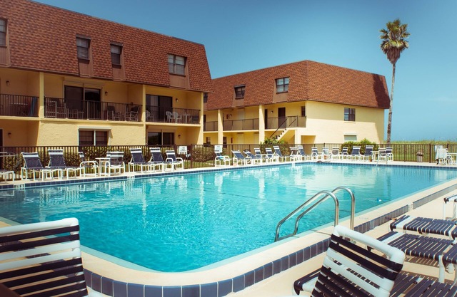 Cocoa Beach Club On- the- Beach - Great 3 Bedrm, Poolside Condo