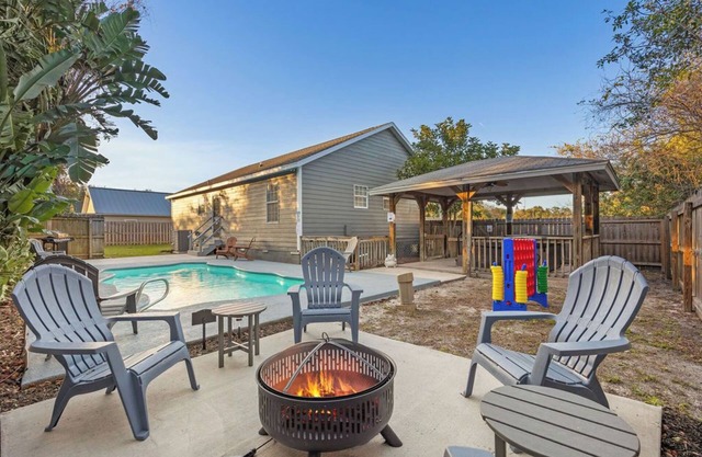 Cocoa pool+jacuzzi house! Firepit! Near Cape Canaveral+USSA fields!Dogs welcome