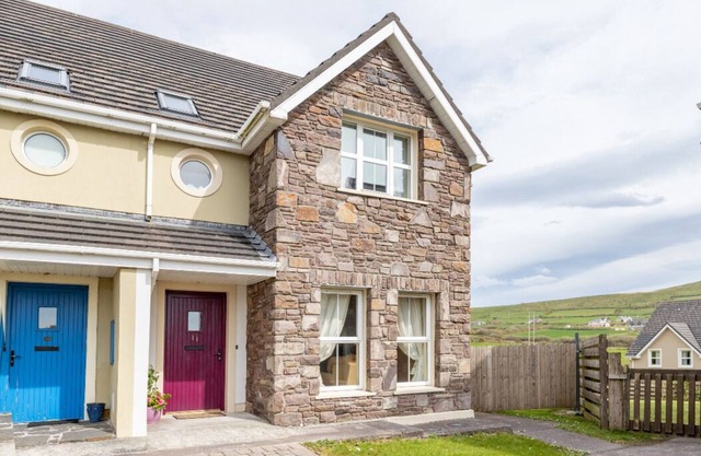 "cois Chnoic" - Set Along The Hills Of Dingle Town