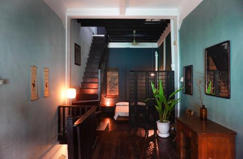 Colonial shophouse with terrace in Chinatown