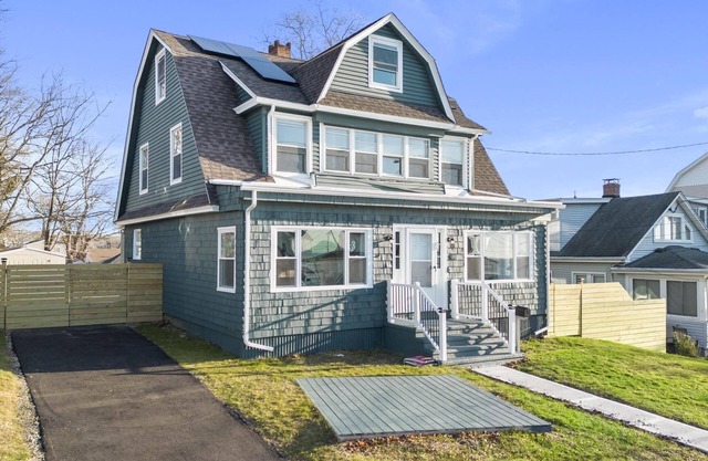 Colonial steps from beach: 3BR, 2BA Oasis with Hot Tub