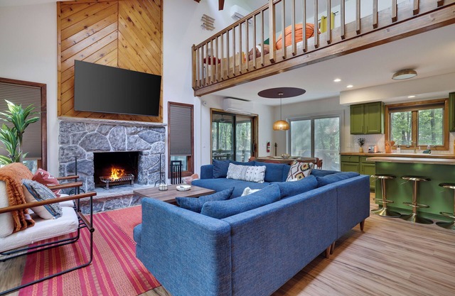 ColorBLOCK Cabin: Spacious 5BD, 2 Hot Tubs, Lake, Sauna, GameRms,Big Deck, AC