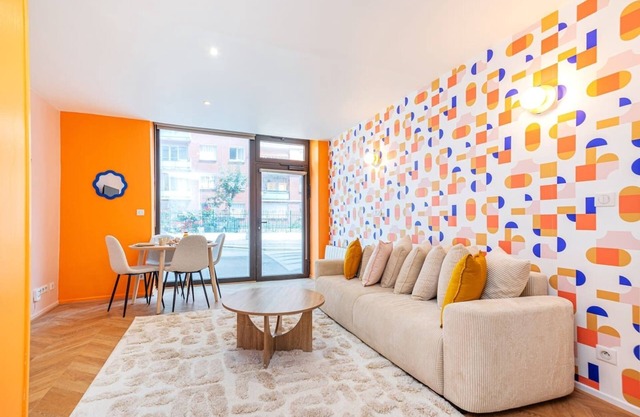 Colorful apartment near Buttes Chaumont