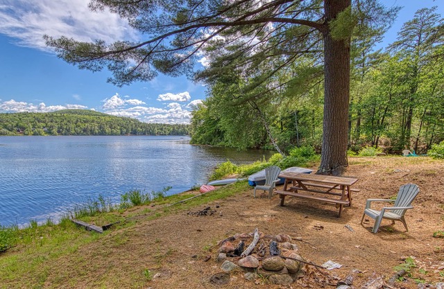 Colorful, charming home with pond access - near hiking, the Kank & more