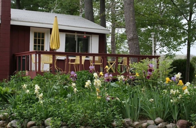 Colorful, Cozy Cottage on Pearl Lake