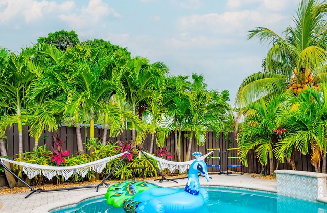 Colorful Oasis ~ Pool ~ Game Room ~ Ping Pong ~ Basketball Court ~ Grill & More