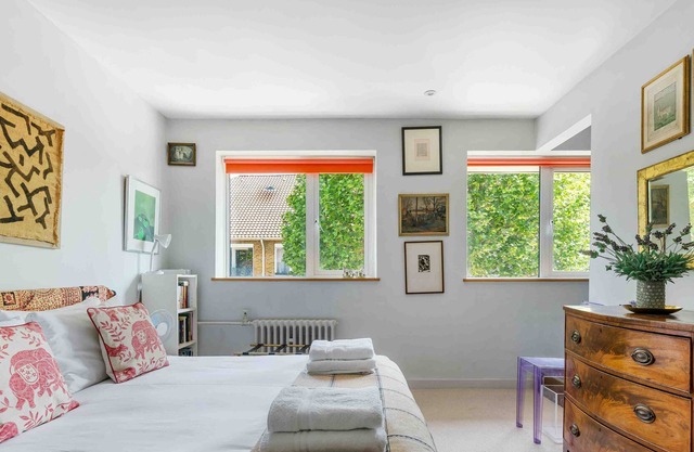 Colourful 2 bed, 2 bath Chelsea apt with balcony