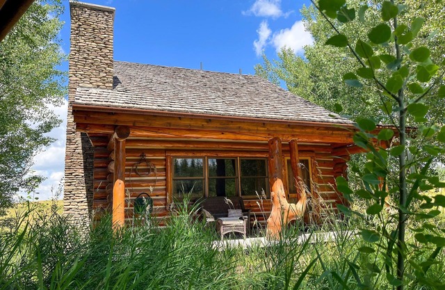 Colter Cabin: Classic Log Cabin w/Privacy & Views