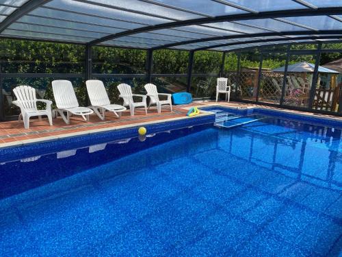 Come and join us, 4 min walk to Beach, Pubs, Restaurants, Shops, Htd Pool, Hottub, Games rm, 1 acre Garden, BBQ, Stunning walks, Historic Bassets acre, 6 x 1-3 bedroom Superior aparts, Free Parking and WIFI