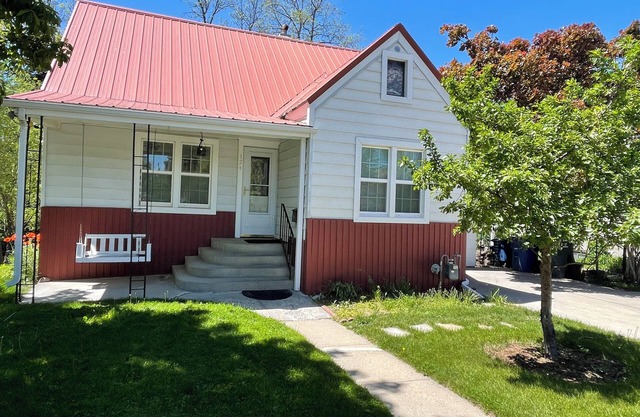 Come stay at this darling cozy cottage right on the creek.