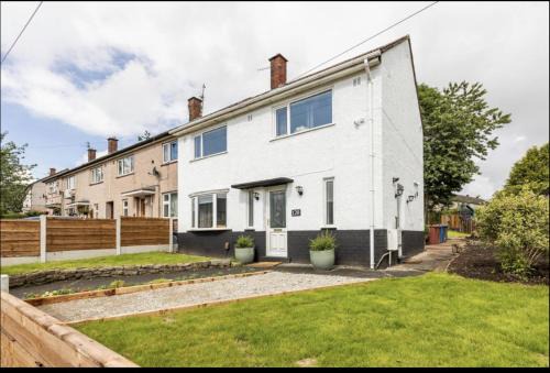 Come & unwind in Charming 5 Bed House in Blackburn