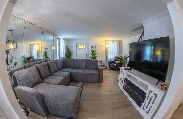 ComfiNook Retreat- 3BR Near PHL Airport + Parking + WiFi + AC