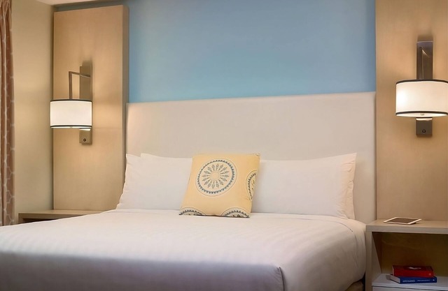 Comfort & Convenience at Auburn Hills! Kitchenette, Outdoor Pool, Free Breakfast