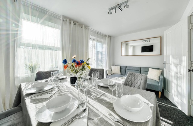 Comfort Lettings - Comfy 4bedroom/8 Beds & 2 Free Parking,Garden,Family Friendly
