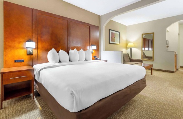 Comfort Suites Inn at Ridgewood Farm