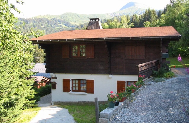 Comfortable chalet apartment with stunning views of Mt Blanc