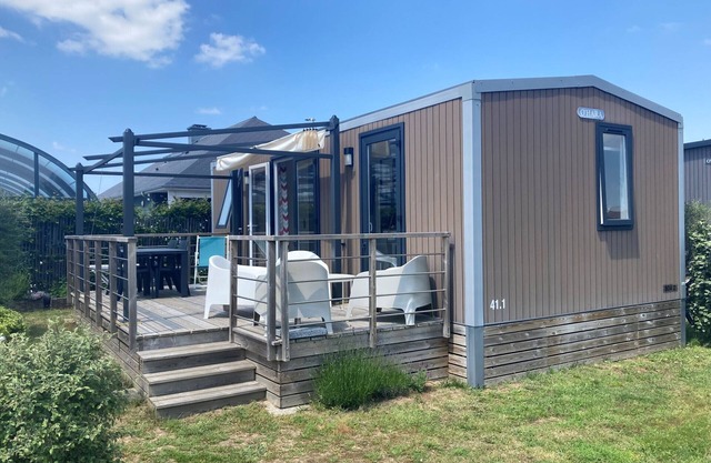 Comfortable 2-Bedroom Mobile Home with Pool, 200m from Beach, Parking, WiFi Included