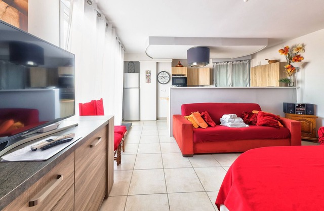 Comfortable 2-bedroom rooftop apartment with view