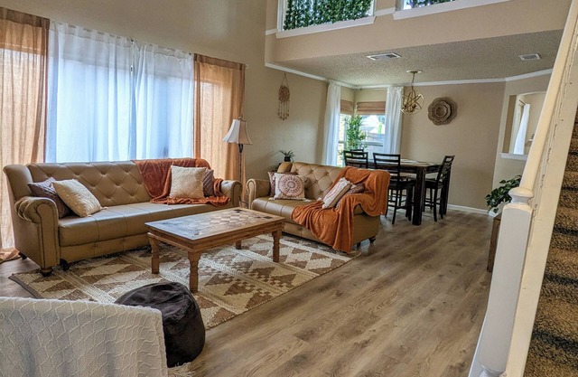 Comfortable 3 Bed 2 bath pet friendly home for 30 day stays