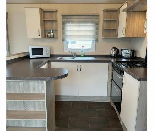 Comfortable 3-Bed Caravan - Combe Haven