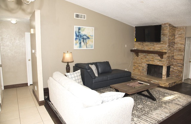 🏡 Comfortable 3BR House in Plano 2 Baths 2-Car Garage Great Location!