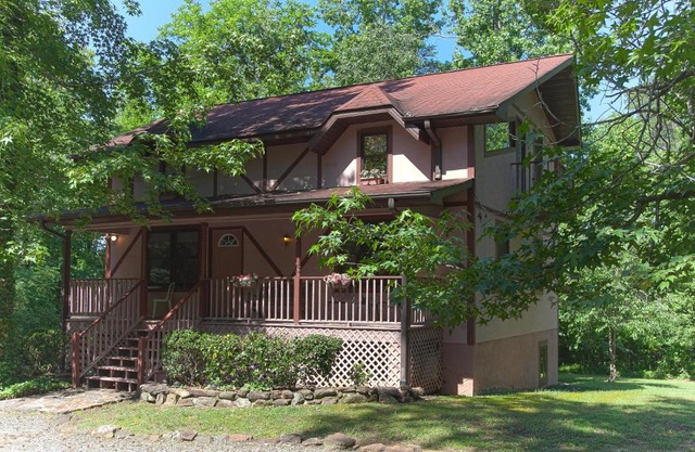 Comfortable 4-Bed Chalet Near Tiec, Pets Welcome