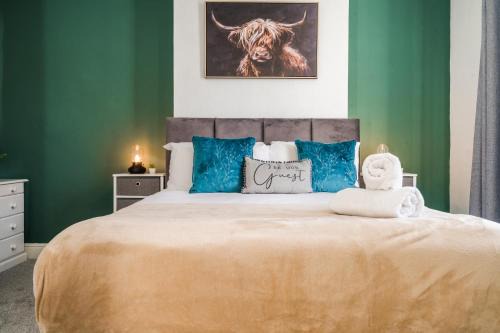 Comfortable 4 Bedroom Home Guests 7 High Speed WiFi and Parking Near Link road, Avail Exclusive Offers Now!