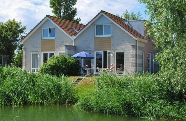Comfortable 6-person Link Deluxe bungalow with yard, patio, and water view at Beach Resort Makkum on the IJsselmeer.