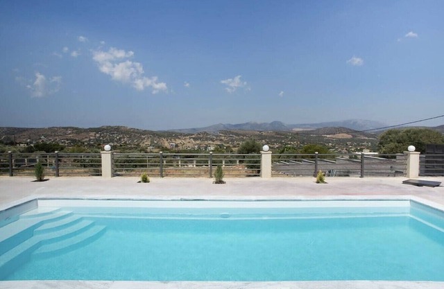 Comfortable accommodation with a pool, perfect for relaxation and nature.