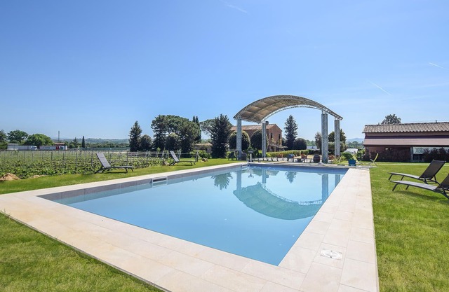 Comfortable accommodation in a farmhouse in the middle of a prestigious wine-growing area in the hil