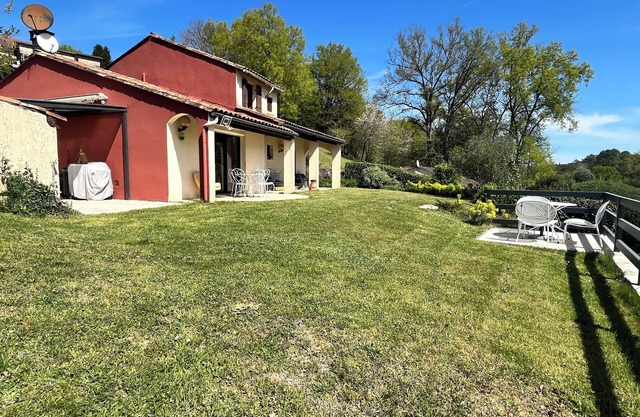 Comfortable air-conditioned villa - private heated swimming pool 3 kms from Sarlat center