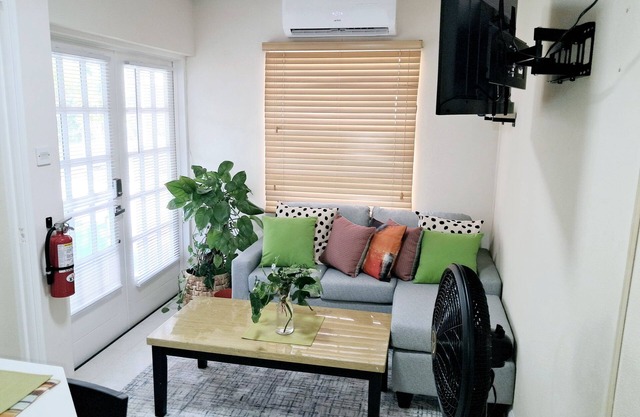 Comfortable and cozy 1-bedroom apartment near beautiful Bridgetown with AC