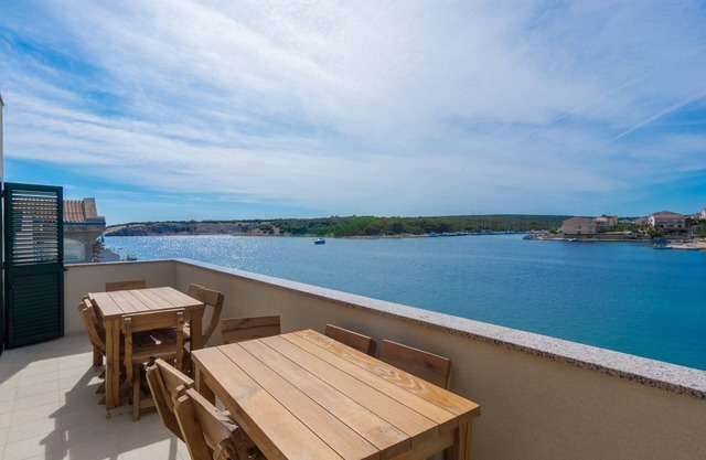 Comfortable and spacious apartment with terrace and sea view Šimuni, Pag (A-18386-c)