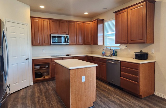 Comfortable and Spacious Stay in Aurora - 4 Bedrooms - Family & Work-Friendly