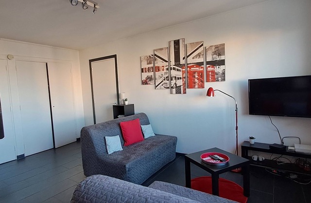 Comfortable apartment 50m²-clim, wifi, balcony, secure parking, near metro station