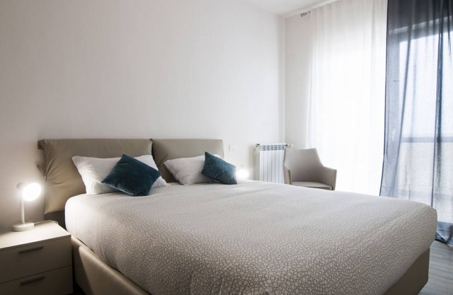 Comfortable apartment located on the seventh floor of a modern residence equipped with a lift.In 40 square meters of space it comfortably accommodates 2 people with a double bedroom.Located in the Fonte Laurentina district, near the ring road, the Cecchi