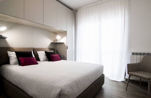 Comfortable apartment located on the seventh floor of a modern residence equipped with a lift.In 40 square meters of space it comfortably accommodates 2 people with a double bedroom.Located in the Fonte Laurentina district, near the ring road, the Cecchi