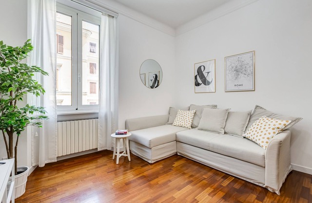Comfortable apartment, overlooking Piazza Testaccio