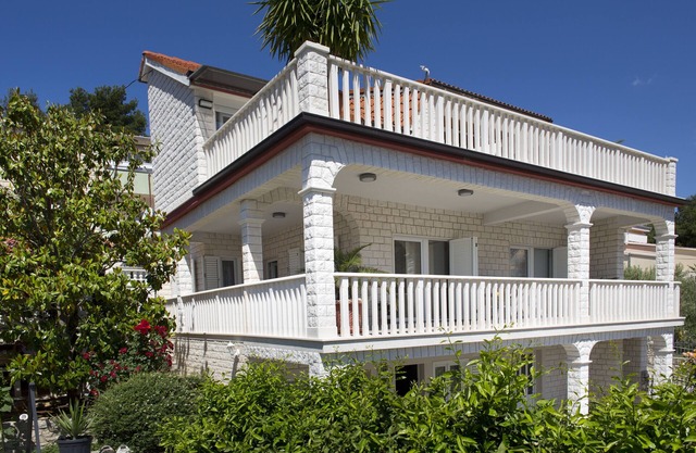 Comfortable apartment with private swimming pool, spacious terraces, 80m from the beach