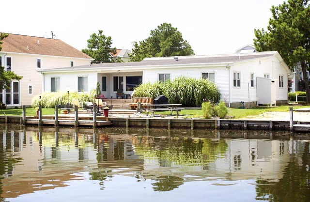 Comfortable Beach House with Canal and Close Proximity to the Beach