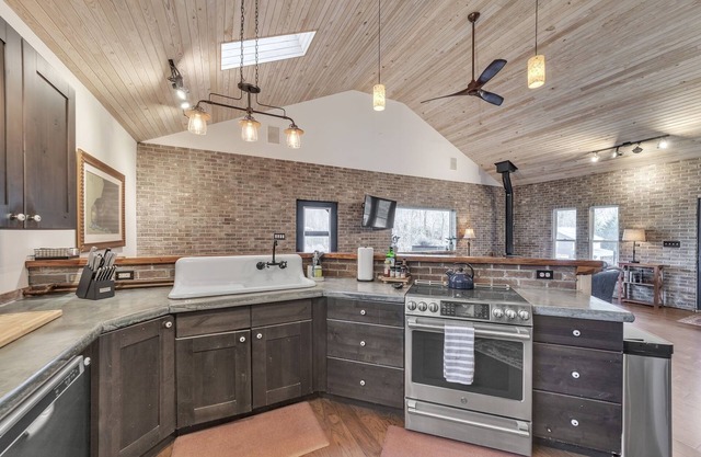 Comfortable cabin near wineries-hiking-Hendersonville by Sunscape Property Management